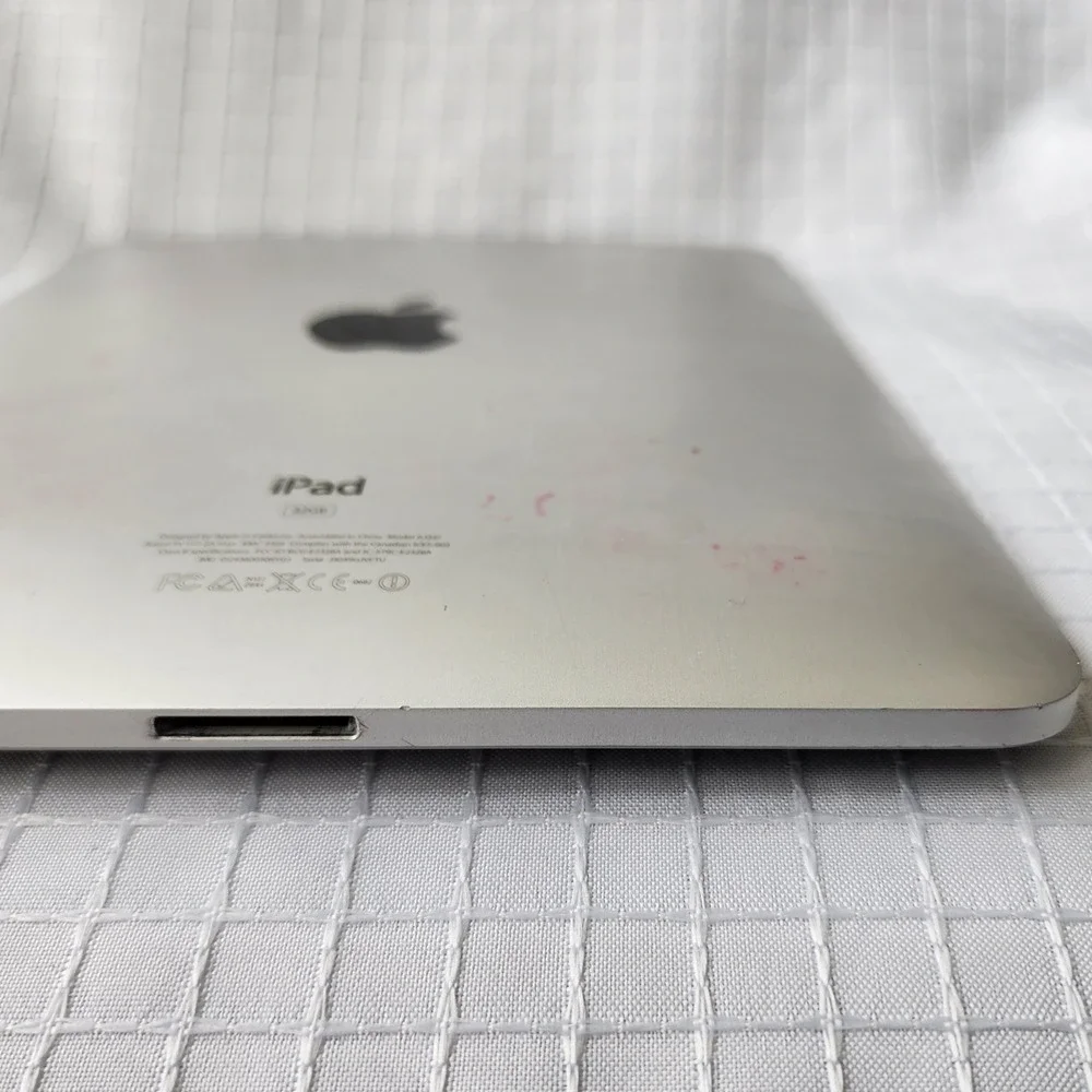 Apple iPad 1st Gen 32gb Silver A1337 WiFi 3g powers on Locked see Description‎